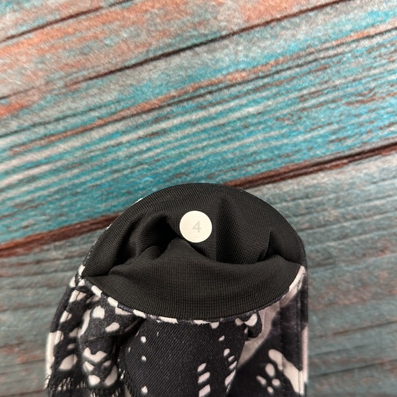 Lululemon Black White Leggings Pants Size 4 - Picture 7 of 7